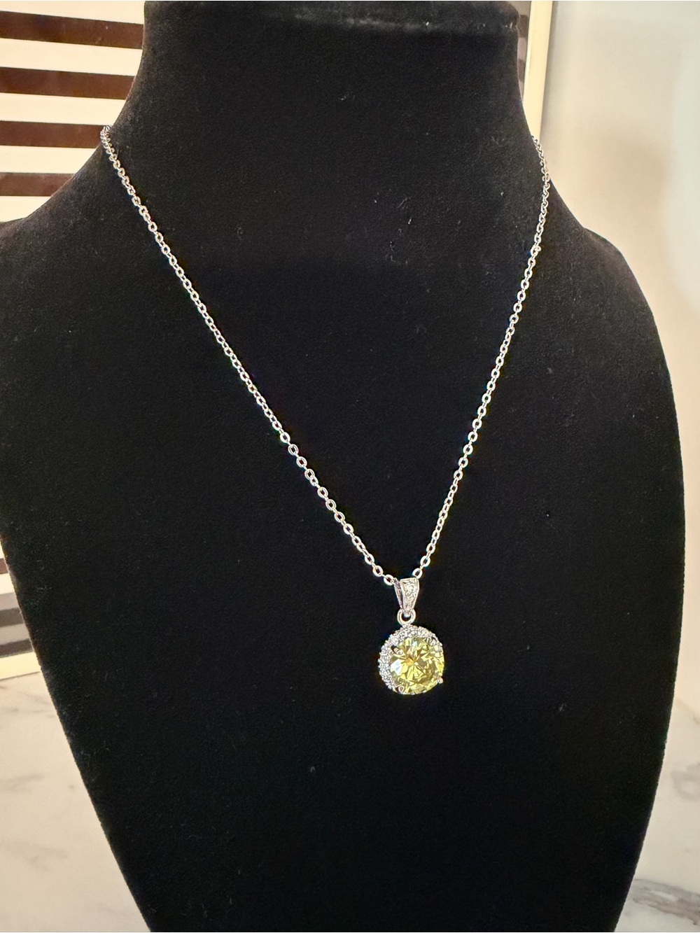 Yellow Green Glass Crystal Halo Pendant Necklace QVC Silver Tone - Picture 4 of 10